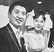 1961年11月27日、中村錦之介との結婚式が開かれた。