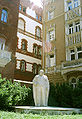Mikszáth Kálmán szobra Budapesten a róla elnevezett téren