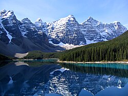 Morena lago kaj la Valo de la dek pintoj, Nacia Parko Banff, Alberto, Kanado.