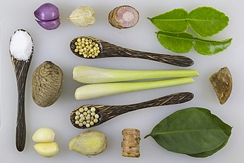 Rawon é uma sopa de carne tradicional de Surabaia, Java Oriental, Indonésia. Esta foto mostra as especiarias, ervas e condimentos comumente usados para fazer rawon, incluindo açúcar, alho, chalotas, keluak/pucung, noz-da-Índia, coentro, pimenta-preta, capim-limão, gengibre, kencur, galanga, açúcar de coco, folhas de combava e de louro. (definição 5 014 × 3 342)