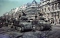 Desfile alemão com blindados Somua S-35 e Hotchkiss H 38 no Champs-Élysées, em Paris, 1941.