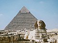 Esfinxe e as Pirámides de Gizeh (no antigo Exipto, III milenio a. C.