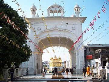Porta e hyrjes veriore pranë Ath-sath Tirathit (68 vendet e shenjta)