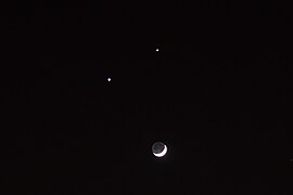 Месяц, Венера і Юпітэр (злева ўверсе). 1 снежня 2008 года, Гуанчжоу, Кітай.
