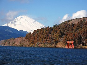 Озеро Аси. Гора Фудзи на заднем плане, тории храма Хаконэ на переднем