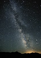 מבט על גלקסיית שביל החלב, לכיוון קבוצת הכוכבים קשת (לרבות מרכז הגלקסיה), במדבר ללא זיהום אור (נבדה, ארצות הברית)