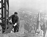 Een werker tijdens de bouw, op de achtergrond ziet men het Chrysler Building