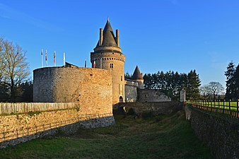 Tour du Sud-Ouest, Tour du Pont-Levis et Tour des prisons formant la porte d'accès au Château de Blain, en soirée d'hiver- Blain, Loire-Atlantique