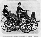 父ゴットリープを乗せてガソリン自動車を運転するパウル・ダイムラー（1886年）