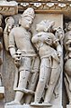 パールシュヴァナータ寺外壁のミトゥナ像 ジャイナ教寺院の外壁にもこの種の官能的男女像はあるが、ヒンドゥー寺院で見られるような性愛を表したものは見られない[173]。