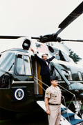 Richard Nixon avgår som USA:s president denna dag 1974: Nixons berömda gest då han lämnar Vita Huset i presidenthelikoptern.