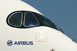 Le pare-brise arbore un liseré noir, parfois comparé à un « masque de raton-laveur ». Premier pour un appareil d'Airbus.
