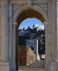 La cathédrale Saint-Cyriaque à travers l’arc de Trajan à Ancône.