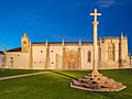 14. A Cruzeiro de Setúbal (setúbali kereszt) és a Jézus-kolostor látképe. Az útmenti kereszt a 16. századból származik, míg az 1490-ben alapított kolostor az egyik legrégebbi mánuel stílusú épület, amely szegény klarissza apácák kolostoraként szolgált (Setúbal, Portugália) (javítás)/(csere)