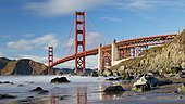 Golden Gate-bron i San Francisco invigs och öppnas för trafik denna dag 1937.