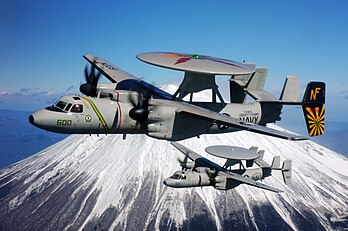 Deux avions de surveillance Grumman E-2 Hawkeye de l'US Navy survolant le mont Fuji. (définition réelle 3 008 × 2 000)