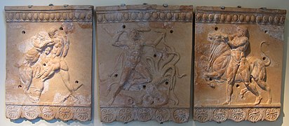 Plaques architectoniques avec les travaux d'Hercule, Roma Vecchia, Ier s. av. J.-C. - Ier s. apr. J.-C. (Inv. 14160, 14163, 14477)[63]