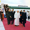 Papa Giovanni Paolo II indossa la greca il 12 aprile 1997 appena atterrato a Sarajevo in occasione del suo viaggio apostolico in Bosnia-Erzegovina