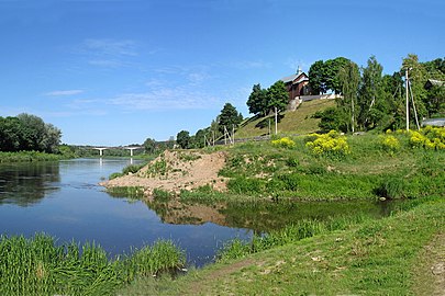 Каложа з південно-східного боку. На передньому плані — гирло річки Городнічанка та річка Німан. Травень 2012 р.
