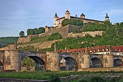 Pevnost Marienberg se Starým mohanským mostem v popředí