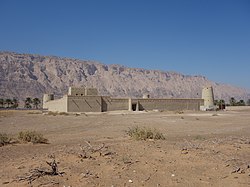 Mezyad Fort in Al Ain (UAE), with Jebel Hafeet, which is partially in the Omani Governorate of Al-Buraimi, in the background