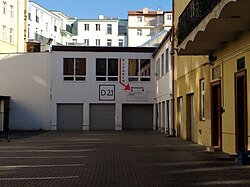 Divadlo D21 se nachází ve vnitrobloku v budově, která původně sloužila jako klempířská dílna