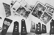 Polskie banknoty i naramienniki znalezione w badanych mogiłach