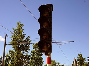 Tramsluucht mat de Signaler (vun uewen no ënnen): de Buschtaf „A“, den horizontale Stréch, de Rondel an de vertikale Stréch.