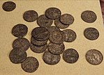 En liten del av Västsveriges största silverskatt, upphittad 1873 i Varnhem, som framförallt bestod av engelska Ethelred-mynt från tidigt 1000-tal.