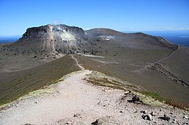 樽前山の溶岩ドーム（左）