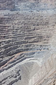 Vista interior de Chuquicamata, uma mina de cobre nacionalizada situada a 2 850 metros de altitude nas proximidades da cidade de Calama, norte do Chile. (definição 5 792 × 8 688)