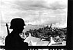 Один із постів Вермахту в Києві, захопленому напередодні. На задньому плані горить зруйнований міст через Дніпро. Фотограф Schmidt, 20 вересня 1941