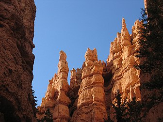 Coucher de soleil sur les gorges Hoodoos de Bryce, au Parc national de Bryce Canyon, dans l’Utah, aux États-Unis. (définition réelle 2 272 × 1 704*)