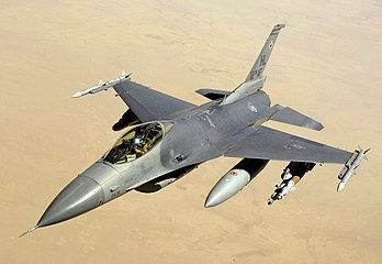 Un avion de chasse F-16 de l'US Air Force en Irak, en 2008. (définition réelle 3 842 × 2 655)