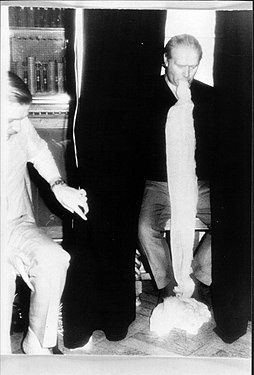 O médium fraudulento Gordon Higginson em uma sessão com tecido saindo de sua boca como "ectoplasma", 1960