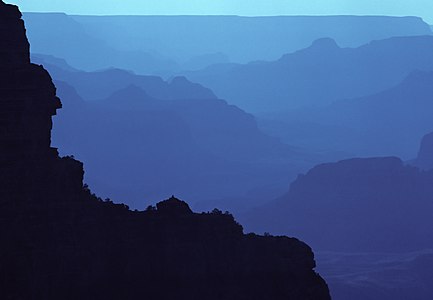 Rayleigh saçılımının etkisi nedeniyle Mavi saat olarak adlandırılan zamanda Büyük Kanyon'un güney kenarı (Ağustos 1988). (Üreten: Michael Gäbler)