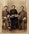 Əli bəy Hüseynzadə (links) zusammen mit Alimardan bay Toptschubaschow (in der Mitte) in Sankt Petersburg (1905)
