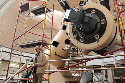 Tartu Observatooriumi vanemteadur Indrek Kolka observatooriumi suurima teleskoobi ees