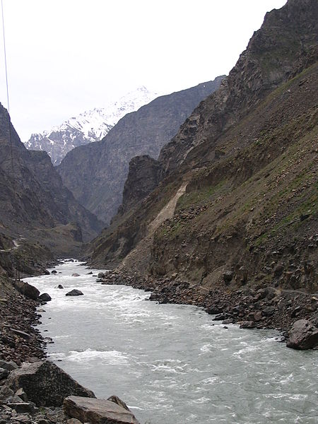 File:Up the Panj Valley from Khalaikhun to KhasKhorog 2.jpg