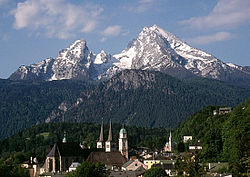 A Watzmann, előterében Berchtesgaden templomtornyai.