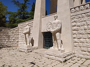 Памятник Партизану-борцу