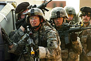 سربازان ارتش ایالات متحده در حال انجام تمرینات .