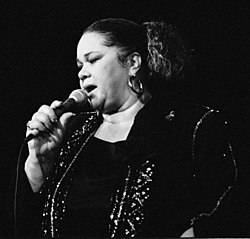 Etta James egy franciaországi koncertjén 1990-ben