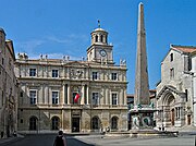 Place de la Republique: Hôtel de Ville, Obelisk auf Brunnen, Portal von St. Trophime