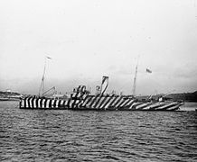 Kriegsschiff der Royal Navy mit Tarnanstrich (sog. Dazzle camouflage)