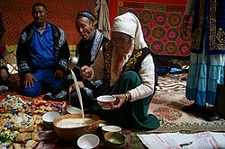 Kazachai jurtoje, ruošiantys arbatą