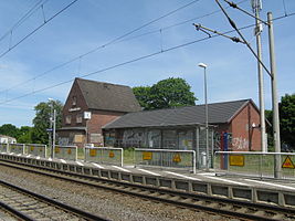 Haltepunkt Schwanheide (2008) mit dem 2012 abgerissenen Empfangsgebäude