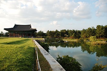 بركة آناپجي، إحدى البرك الاصطناعيَّة الواقعة في حديقة گيونغجو الوطنيَّة، في كوريا الجنوبيَّة