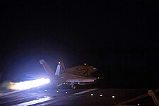 AQSh dengiz harbiy kuchlarining F/A-18 samolyoti Yamandagi harbiy obyektlarga zarba berish uchun uchib ketmoqda.