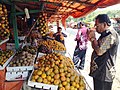Pedagang buah Jeruk dan pembeli di Desa Dokan